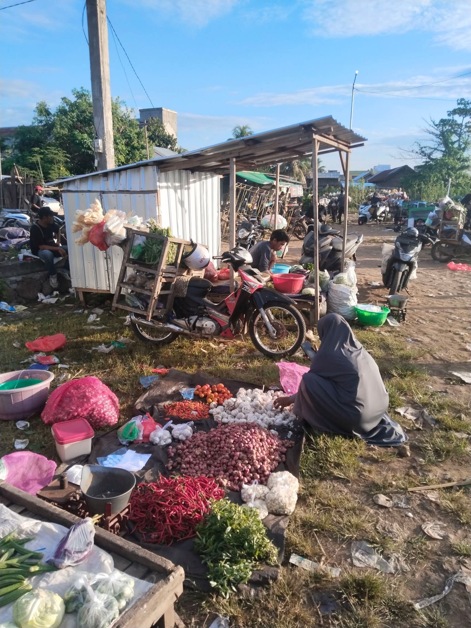Lagi-Lagi Para Pedagang Pasar Soriutu Bentrok Dengan Pihak Aparat, Para Pedagang Keluhkan Fasilitas Pasar Baru.
