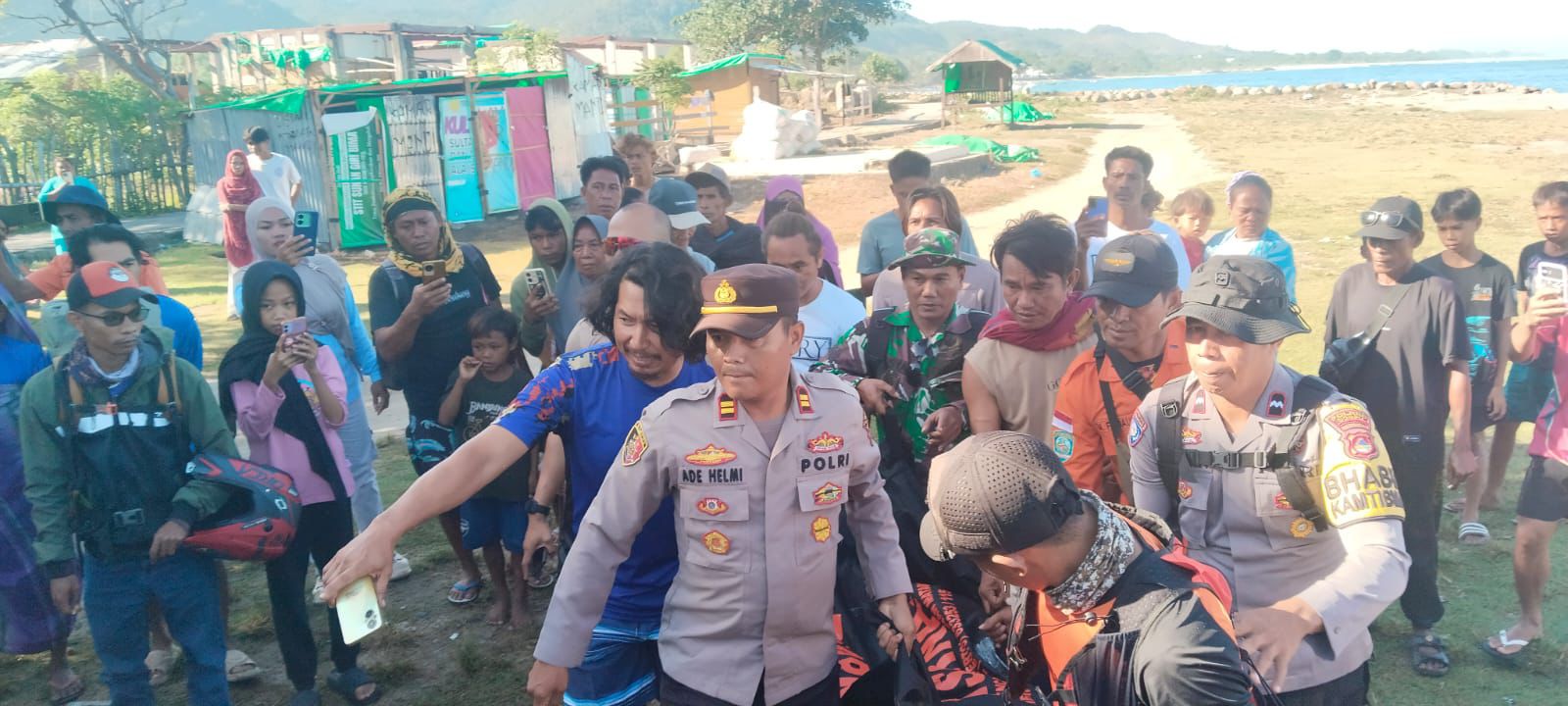 KORBAN TERSERET ARUS DI PANTAI LAKEY DITEMUKAN MENINGGAL DUNIA, TIM GABUNGAN LAKUKAN EVAKUASI