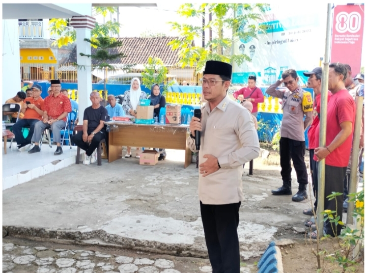 Pembagian Bantuan Paket Sembako Bupati Dompu Di Sambut Hangat Oleh Warga Kelurahan Bali Satu.