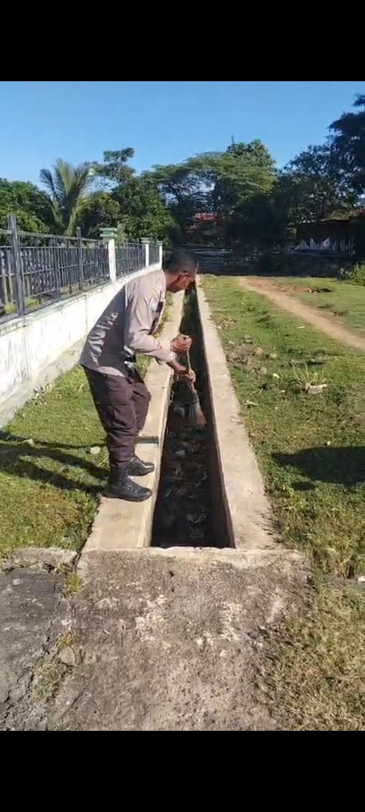 Bripka Sugiyanto Melakukan Bhakti Sosial Gotong Royong Membersihkan Lapangan Bola Desa Soriutu.