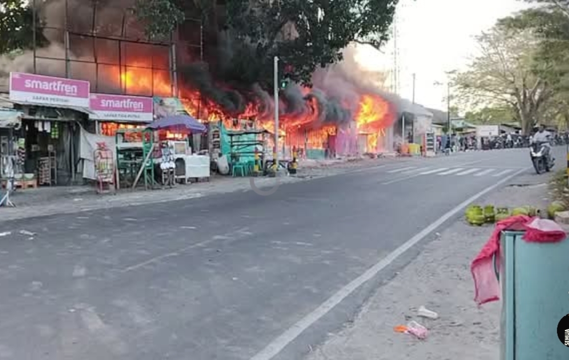 KEBAKARAN HANGUSKAN TUJUH UNIT KIOS DI DOROTANGGA, POLSEK DOMPU LAKUKAN PENGAMANAN DAN PENGATURAN ARUS LALU LINTAS