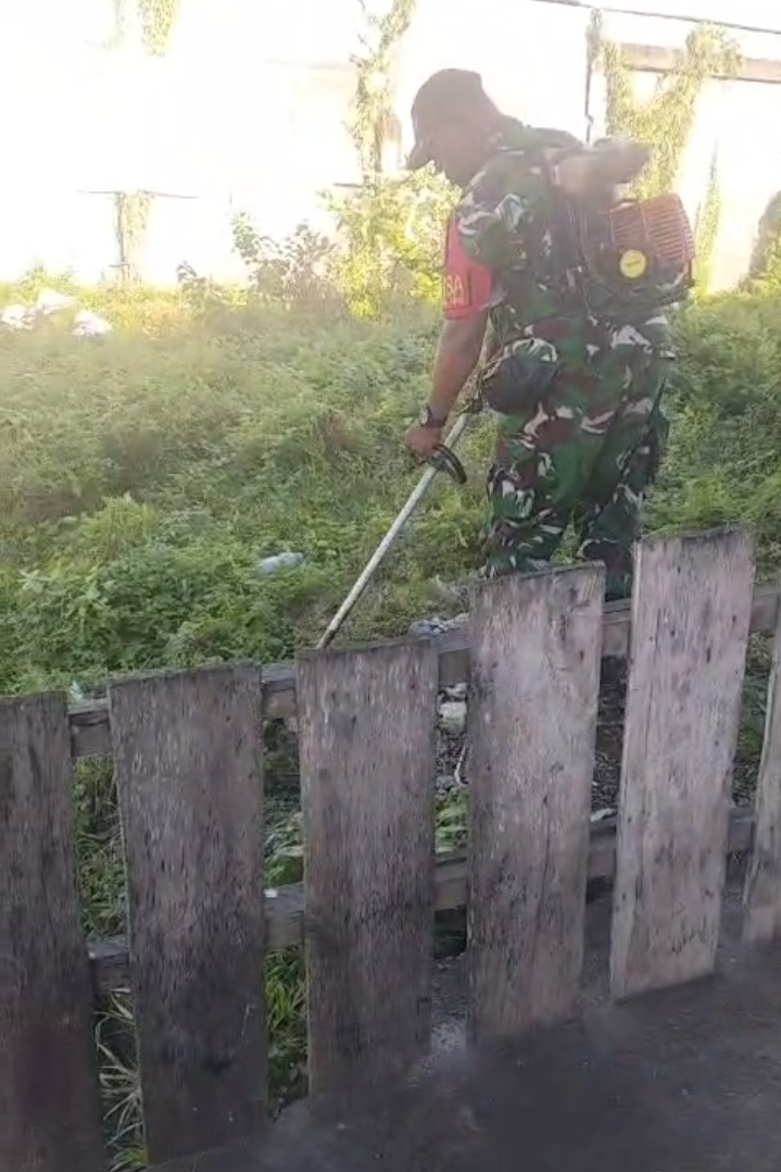 Kegiatan Jum,at Bersih Antara Pengabdian Dan Keteladanan Di Tengah Masyarakat Bhabinsa Desa Soriutu.